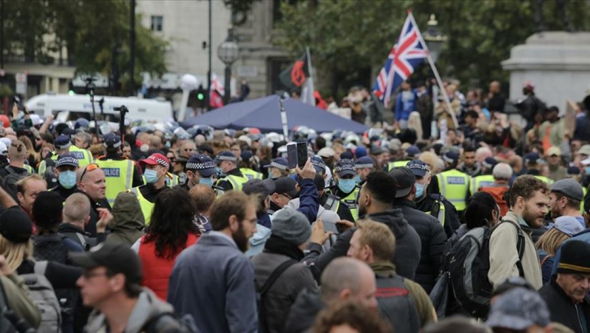 İngiltere'de polis Kovid-19 önlemleri karşıtı grubun protestosuna müdahale etti