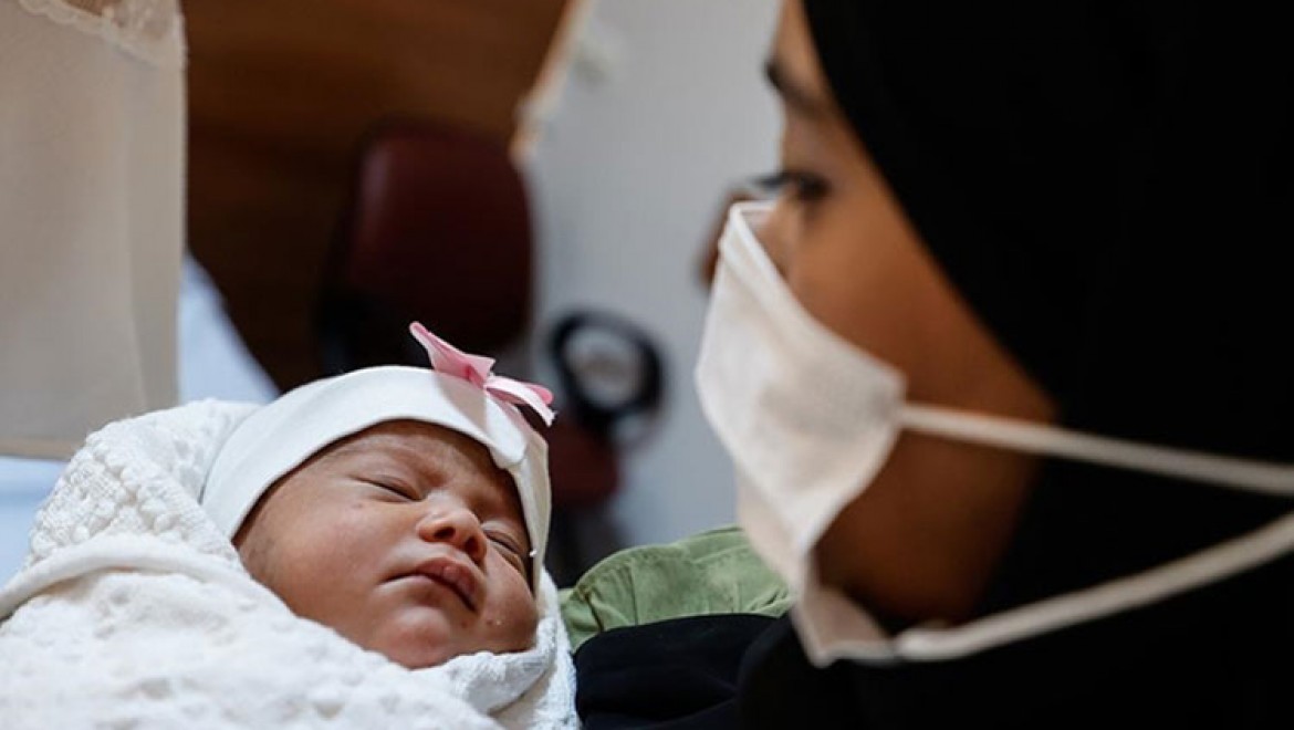 Bebeklerini sağlıkla kucağına alan annelerden 'aşı olun' çağrısı