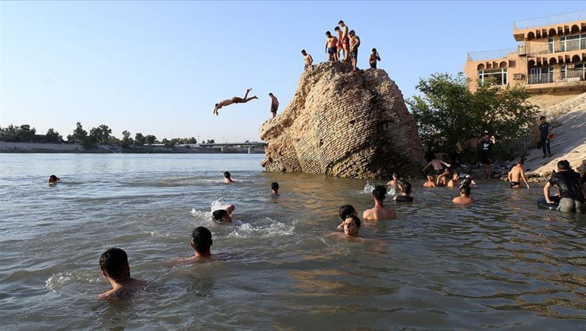 Hava sıcaklığının 50 dereceye ulaştığı Bağdat'ta halk, çareyi Dicle Nehri'nde serinlemekte buluyor