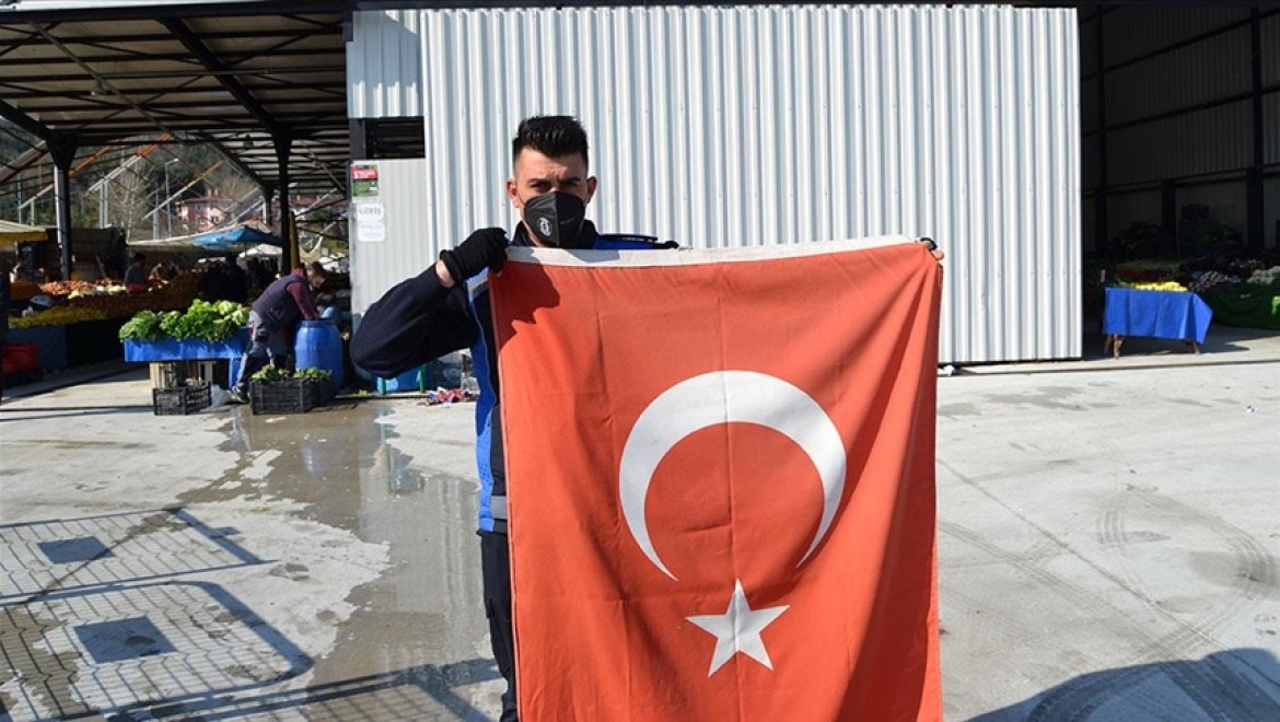 Yalova'da görevli zabıta, kara yolunda gördüğü Türk bayrağını yerde bırakmadı