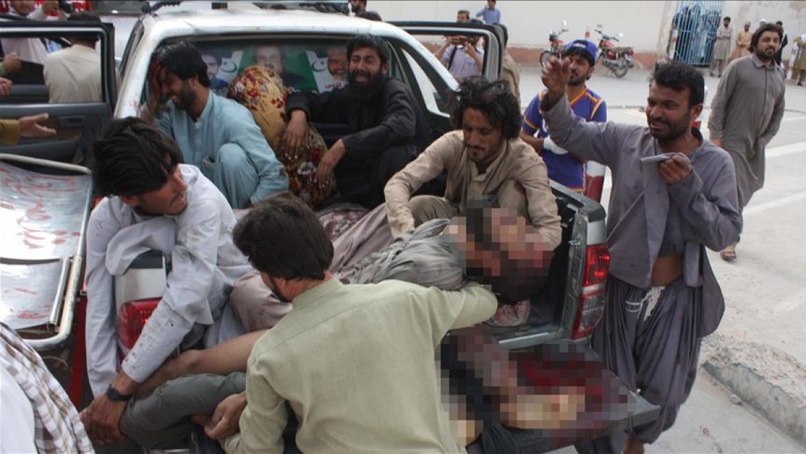 Pakistan'da 2 Mitinge Bombalı Saldırı: 132 Kişi Hayatını Kaybetti