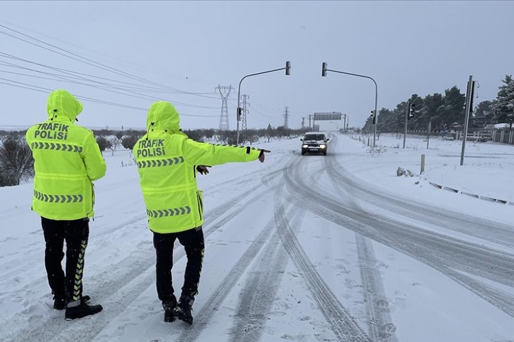 Kilis-Gaziantep ve Kilis-Hatay kara yolu kar nedeniyle ulaşıma kapatıldı