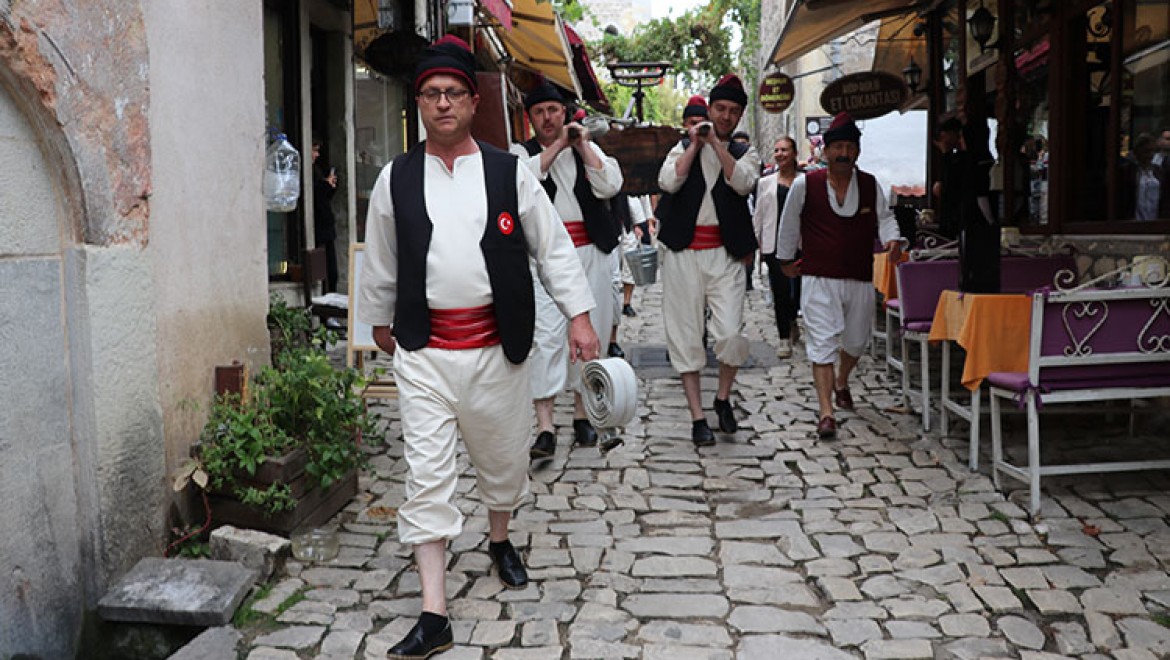 Dönem kıyafetlerini giyen tulumbacılar Safranbolu'nun tarihi sokaklarında gösteri yaptı