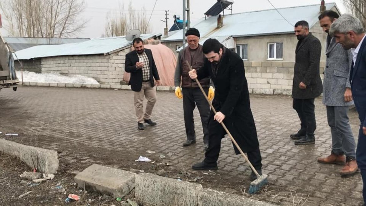 Ağrı Belediye Başkanı Sayan Fırçayla Sokakları Temizledi