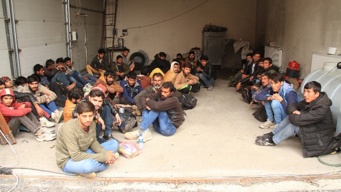 Ankara’ya Gitmeye çalışan 60 Kaçak Göçmen Yakalandı