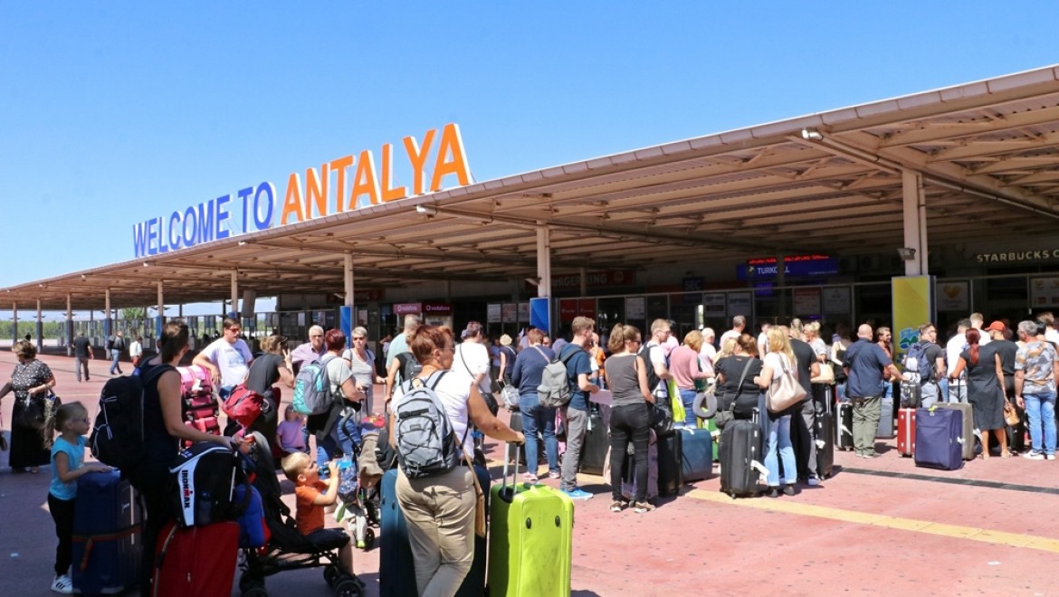 Antalya Havalimanı’nda ’Thomas Cook’ Kuyruğu