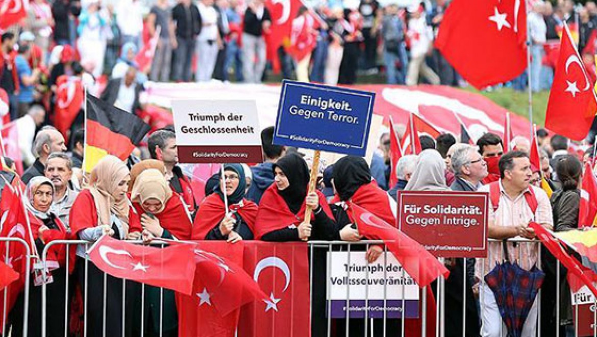 Avrupalı Türkler Köln'de demokrasi mitingi için buluştu
