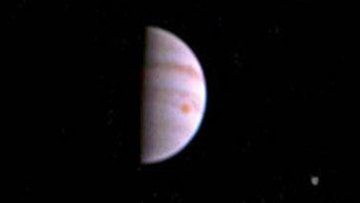 Juno Jüpiter'den ilk görüntüleri gönderdi