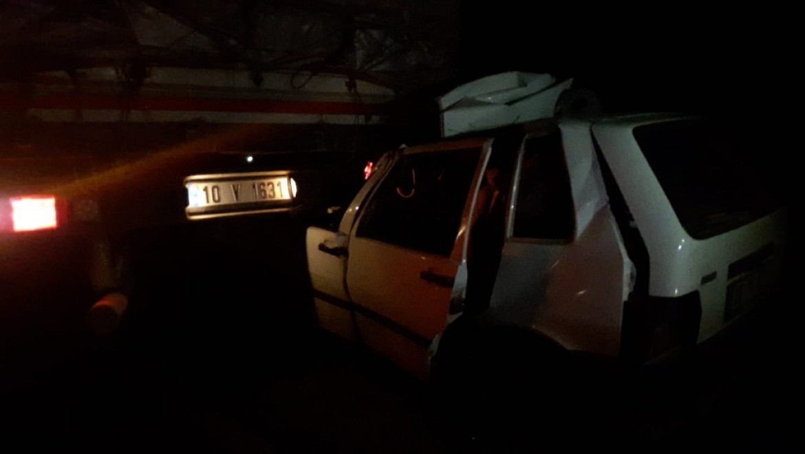 Bursa’da Otomobil Tırın Altına Girdi: 2 Yaralı