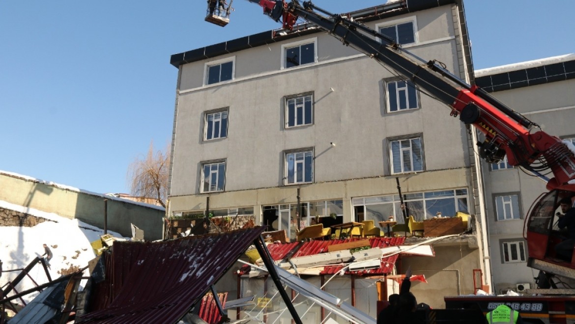 Düşen Kar Kütlesi Kafenin Terasını çökertti: 1 ölü, 7 Yaralı