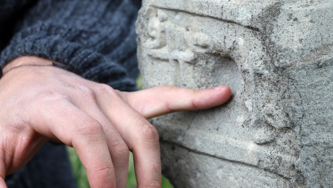 400 yıllık mezar taşlarında kurşun izleri