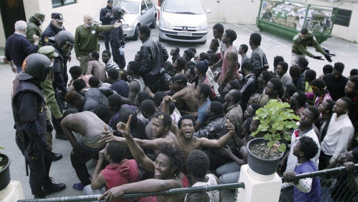 500 göçmen sınır tellerini aşıp İspanya topraklarına girdi