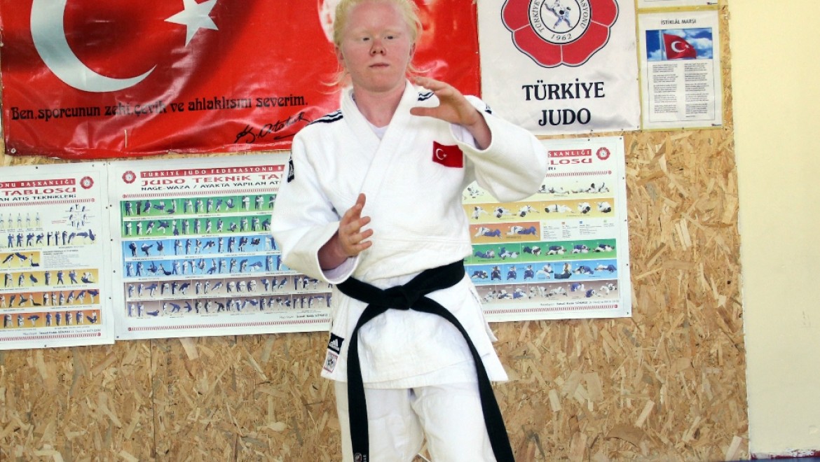 Albino hastası Cahide'nin hedefi altın madalya