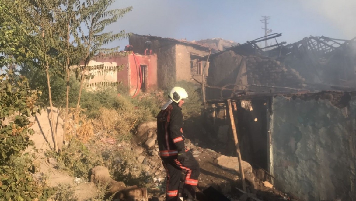 Ankara'da yangın: 5 gecekondu kullanılamaz hale geldi