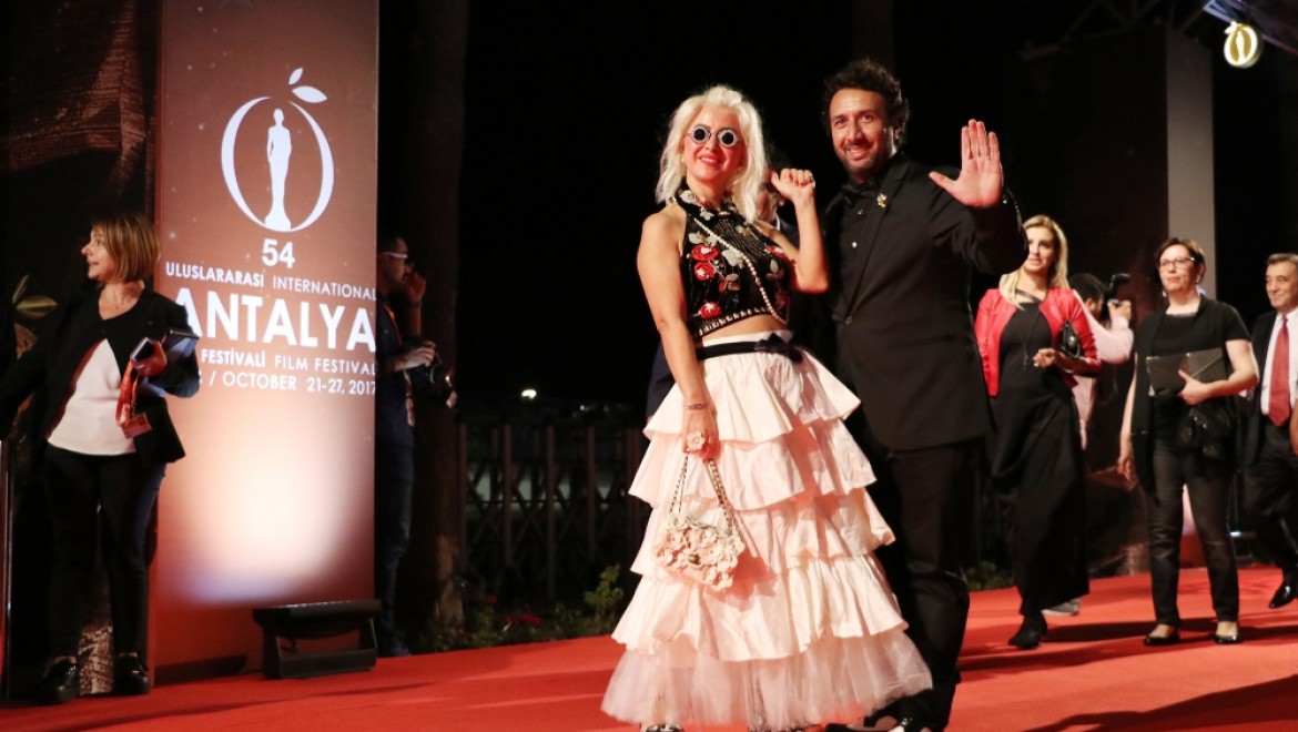 Antalya Film Festivali kırmızı halı geçişiyle başladı
