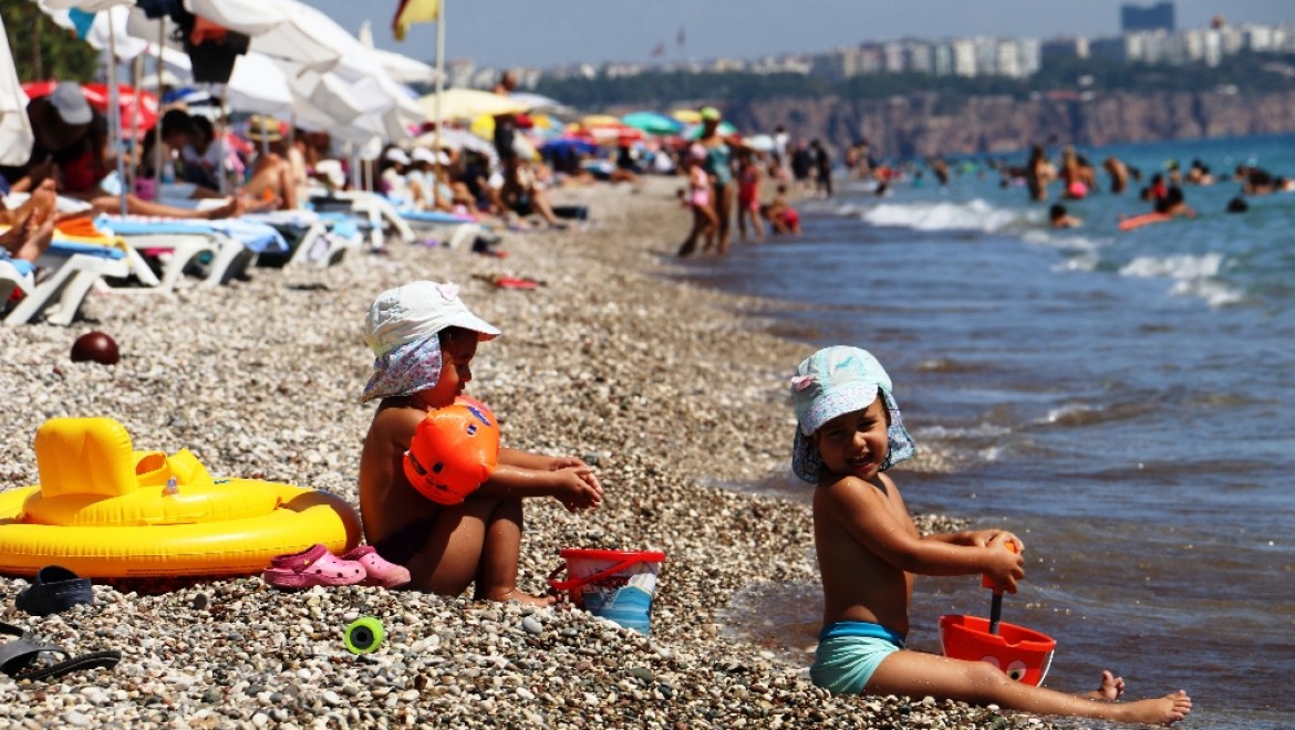 Antalya'da yaz devam ediyor