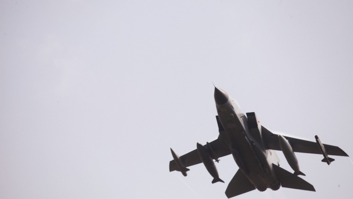 BAE'den Katar'ın savaş uçakları yolcu uçağımızın önünü kesti iddiası