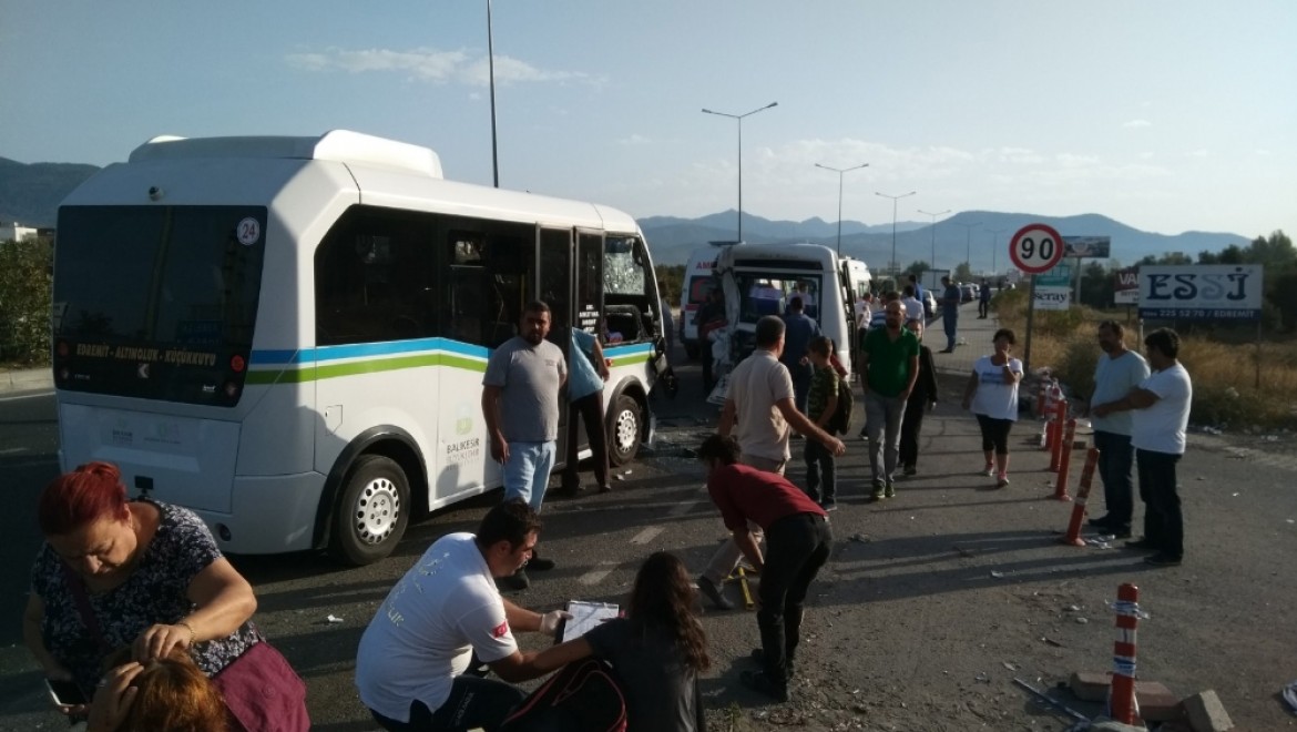 Balıkesir'de minibüsler çarpıştı: 21 kişi yaralı