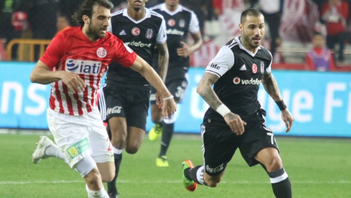 Beşiktaş'a bir darbe de Antalyaspor'dan