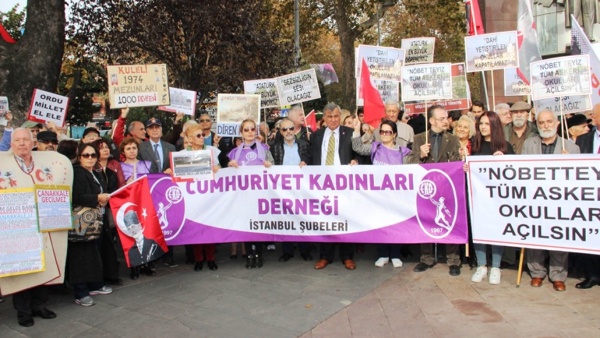 Beşiktaş'ta kapatılan 'askeri okullar' için eylem