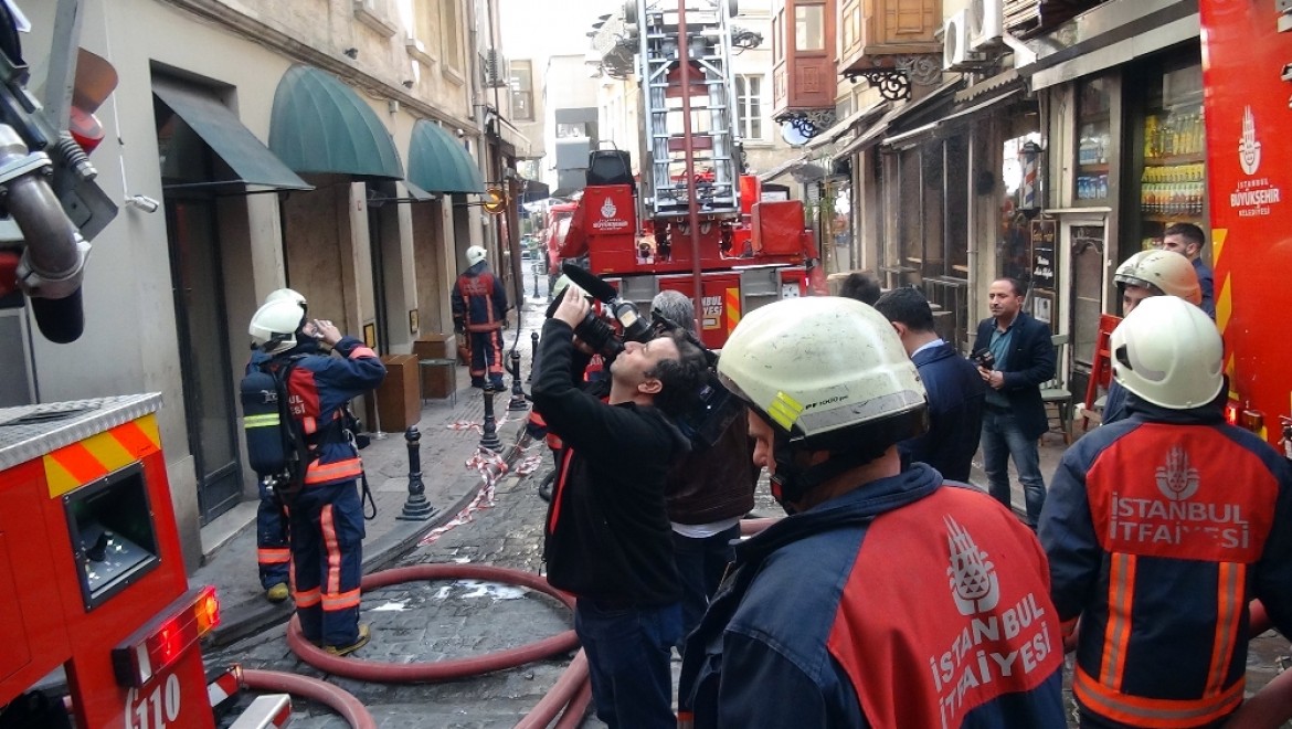 Beyoğlu'nda 6 katlı binada yangın paniği