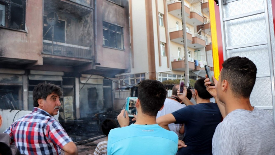 Bina yandı, vatandaş canlı yayın yaptı
