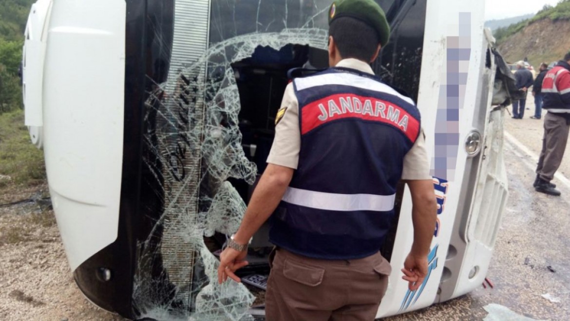 Bursa'da midibüs ile otomobil çarpıştı: 3 ölü