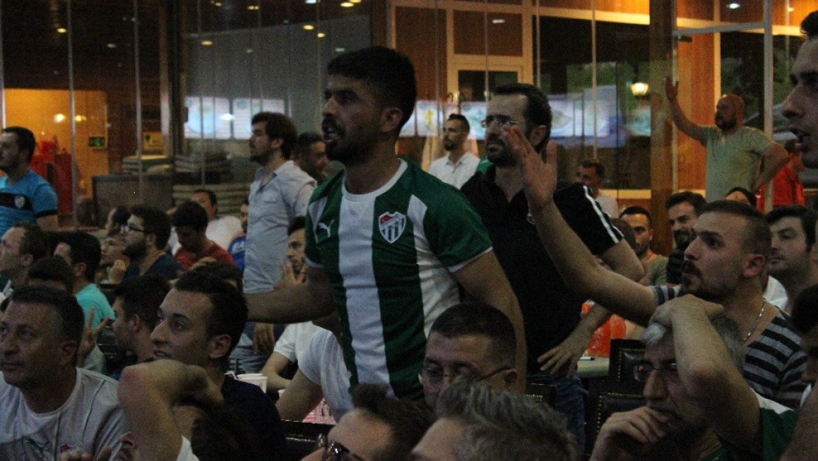 Bursasporlu taraftarların ligde kalma sevinci