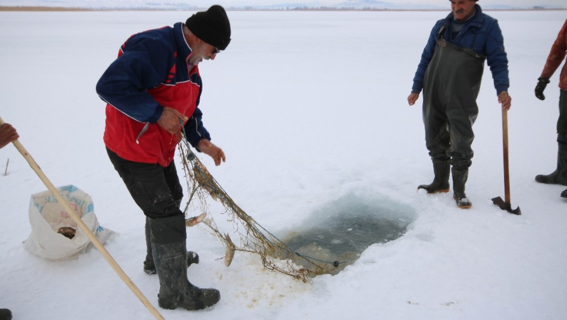 Buz tutan gölde Eskimo usulü balık avı