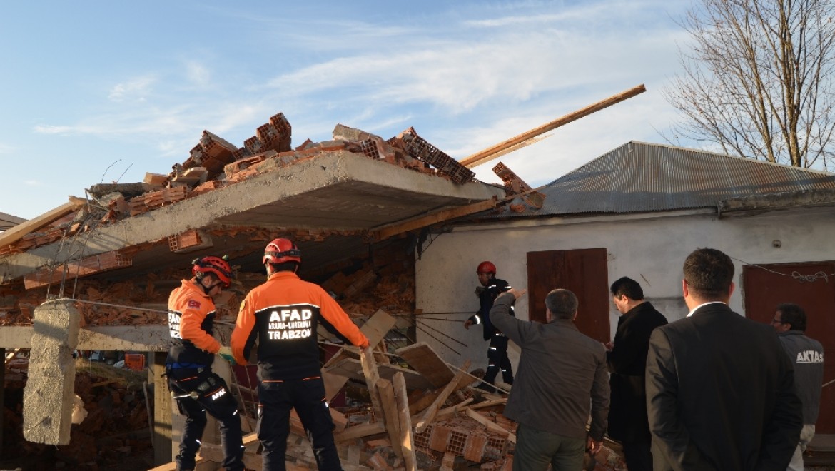 Cami lojmanı inşaatı çöktü: 1 ölü, 7 yaralı