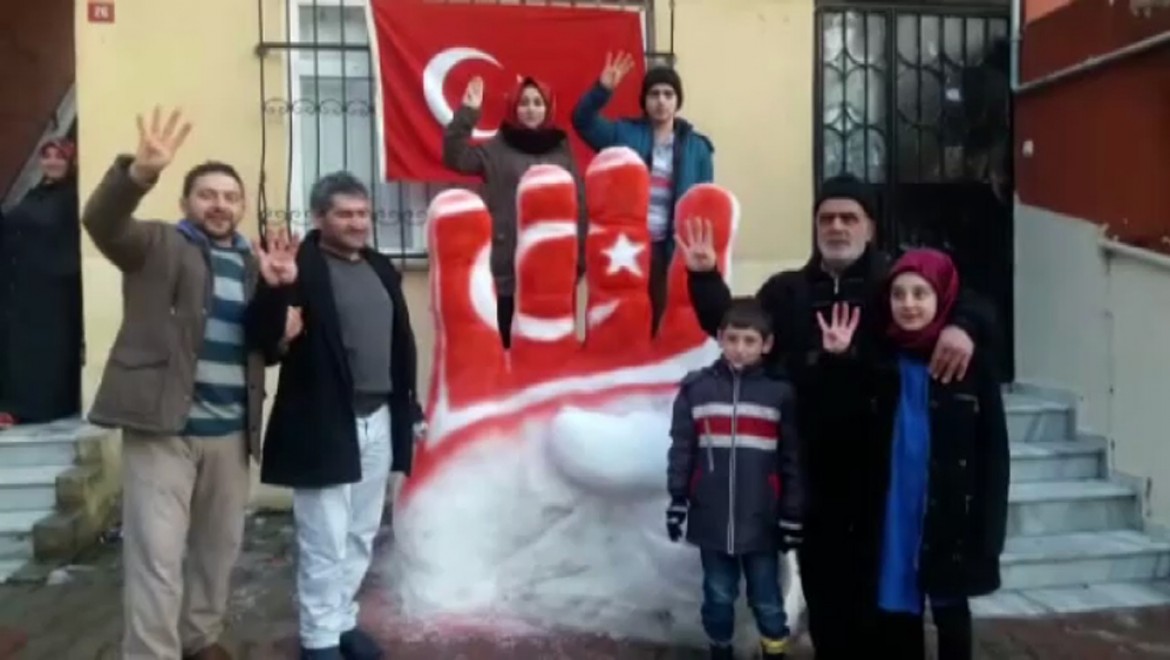 Cumhurbaşkanı Erdoğan için kardan 'Rabia' yaptılar