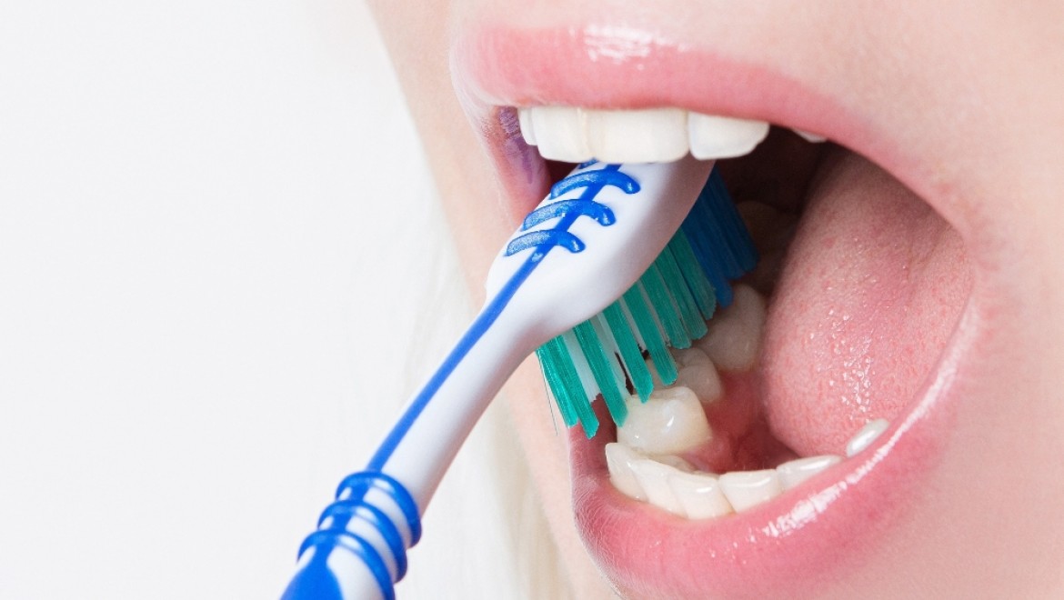 Diş fırçalarken yapılan 3 temel hata