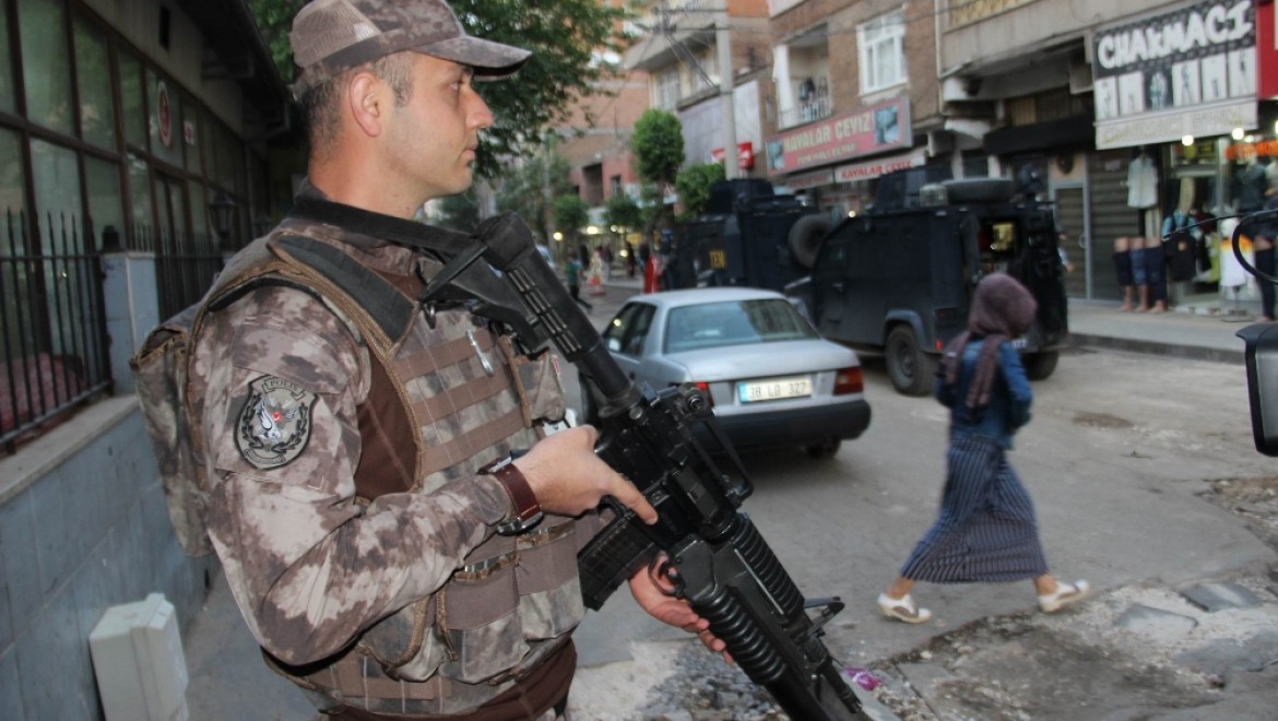 Diyarbakır'da 1400 polisle dev operasyon