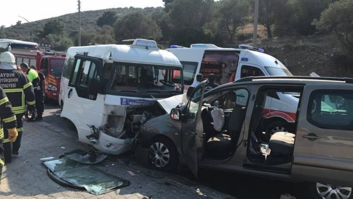 Dolmuş ile minibüs çarpıştı: 8'i turist 16 yaralı