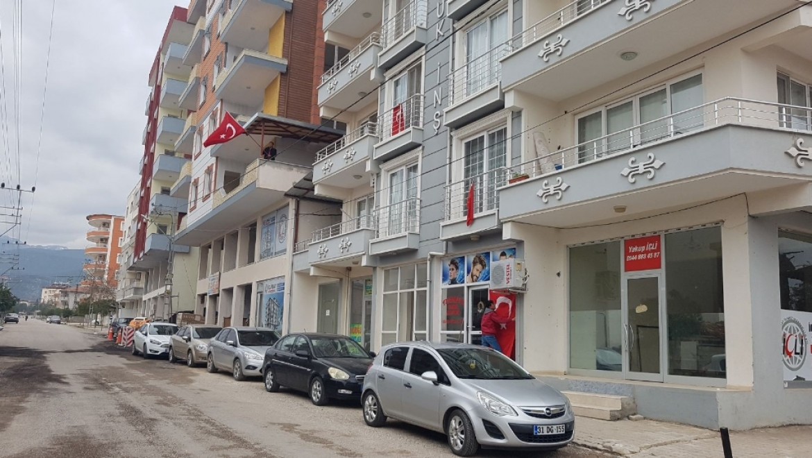Ev ve iş yerleri Türk bayraklarıyla donatıldı