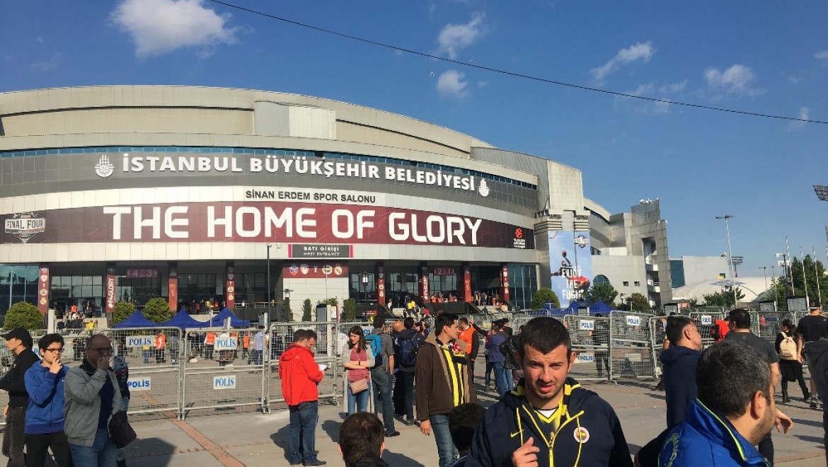 Fenerbahçe taraftarları salona girmeye başladı