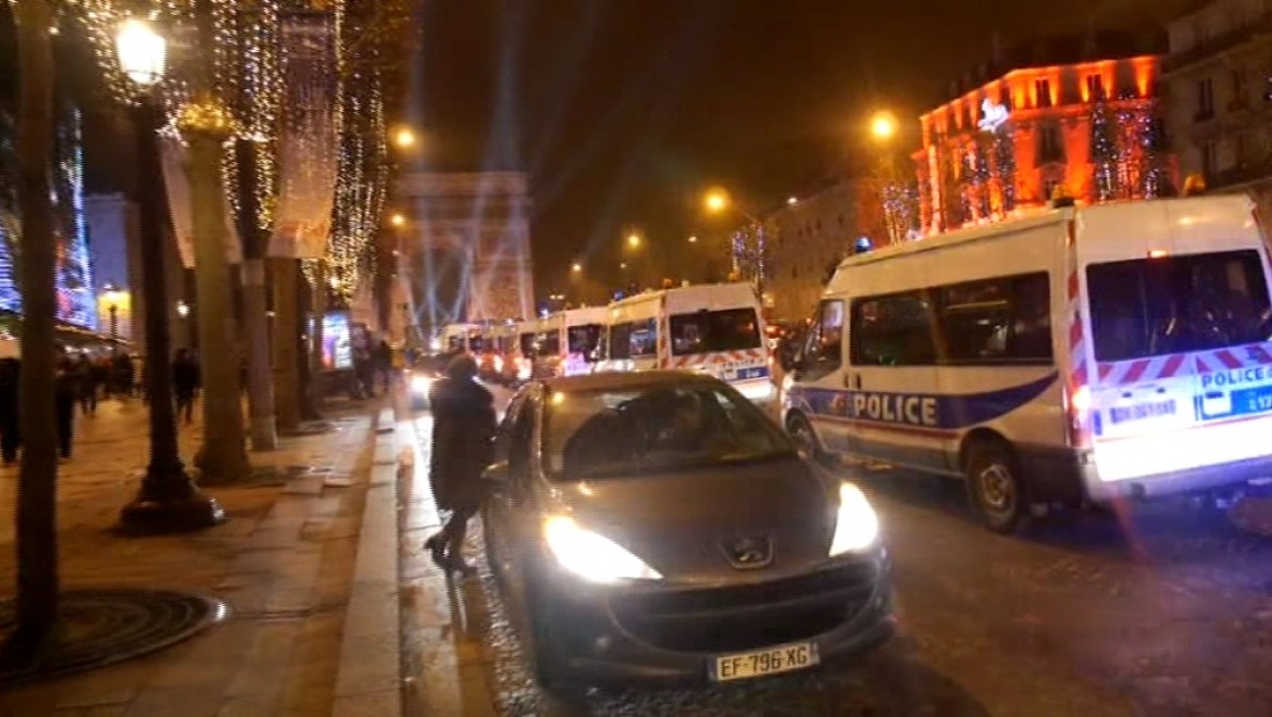 Fransa'da yılbaşı gecesi 301 kişi gözaltına alındı