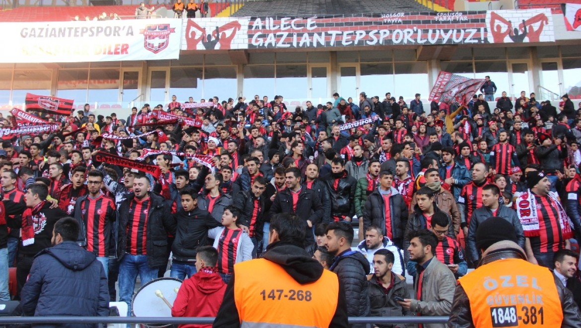 Gaziantepspor'da alkışlı istifa çağrısı