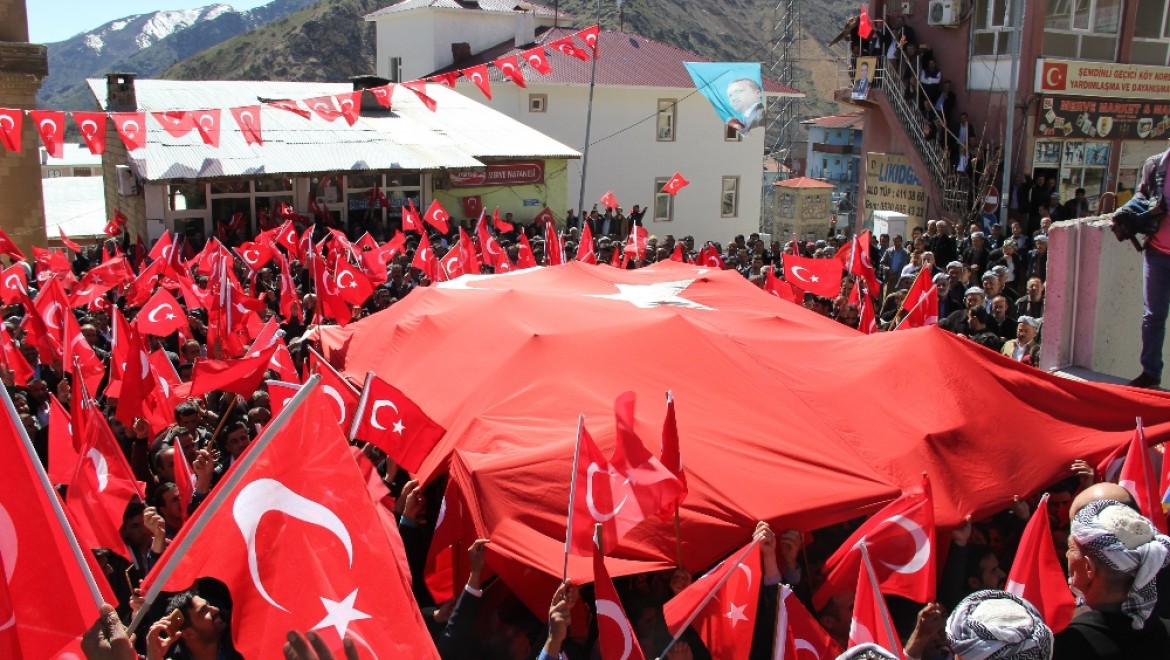 Hakkari terör örgütü PKK'yı lanetledi