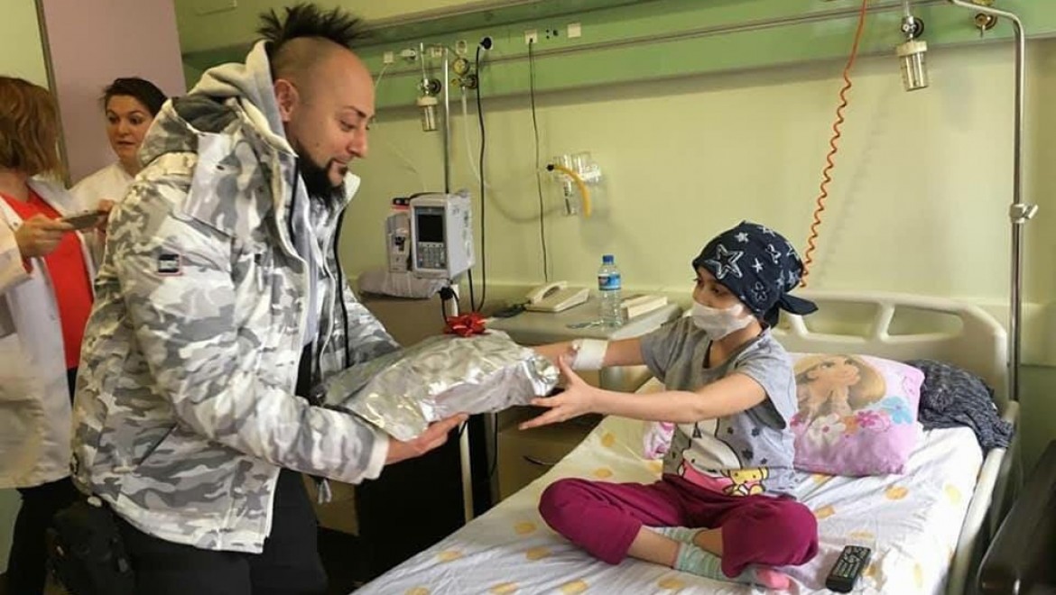 Hayko Cepkin'den minik hastalara ziyaret