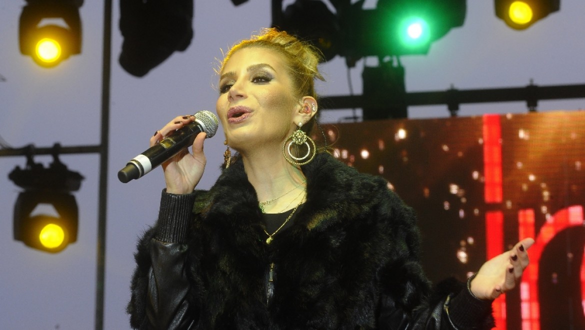 İrem Derici yeni single'ının ilk konserini İstanbul'da verdi