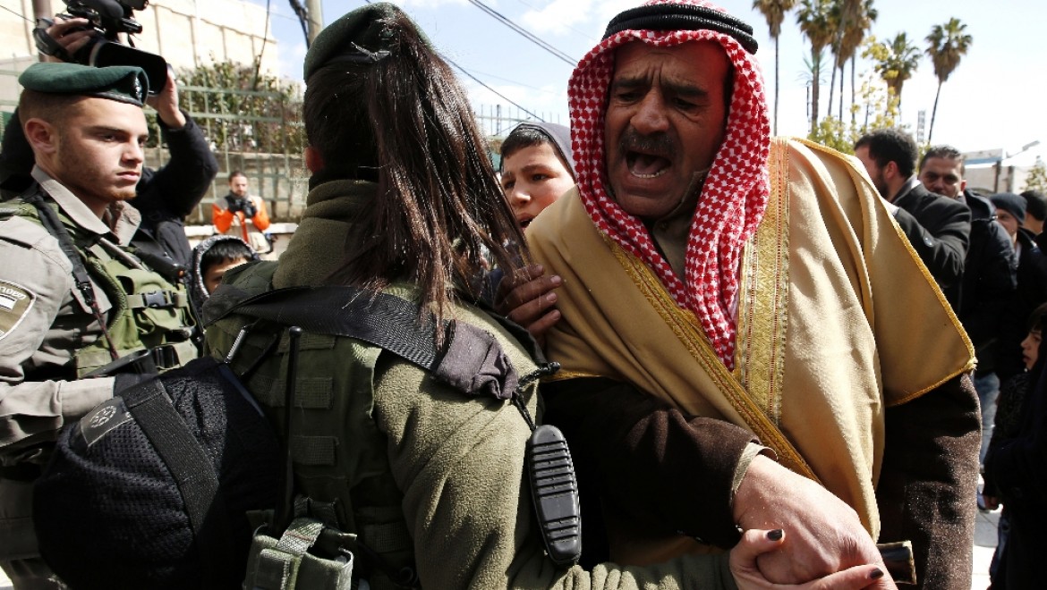 İsrail askeri camide toplanan cemaati zor kullanarak dağıttı