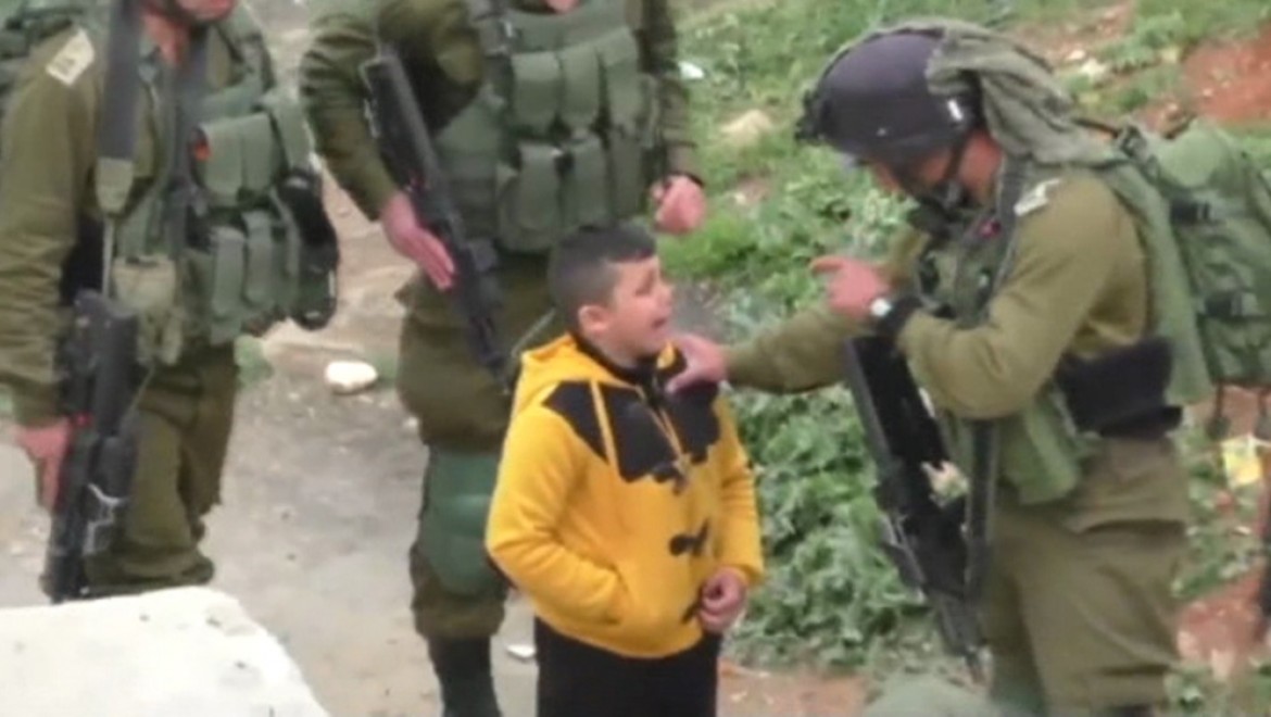İsrail askerleri 8 yaşındaki Filistinliyi gözaltına almak istedi