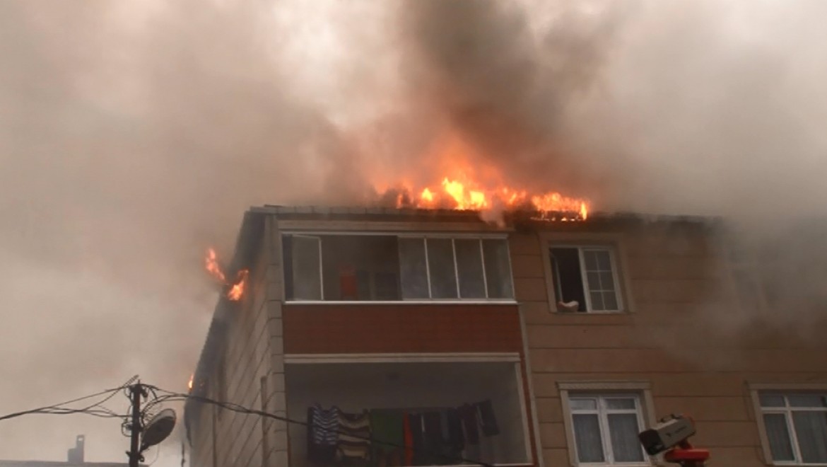 3 katlı binanın çatısında korkutan yangın