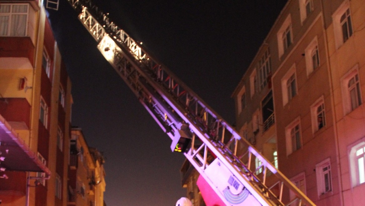 İstanbul'da çatı yangını korkuttu