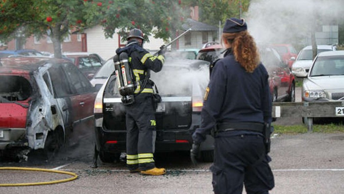 İsveç'te 9 araç yakıldı