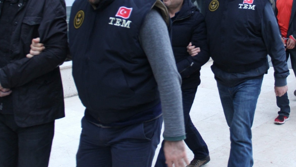 İzmir'de 7 kişiye terörden tutuklama