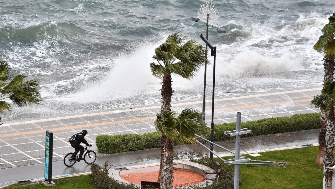 İzmir'de rüzgarın hızı saatte 103. 3 kilometreye ulaştı