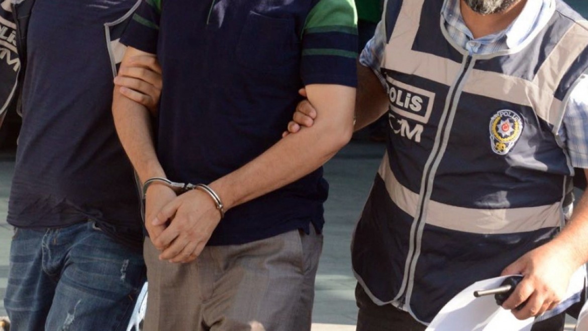 İzmir'deFETÖ operasyonu: 83 gözaltı