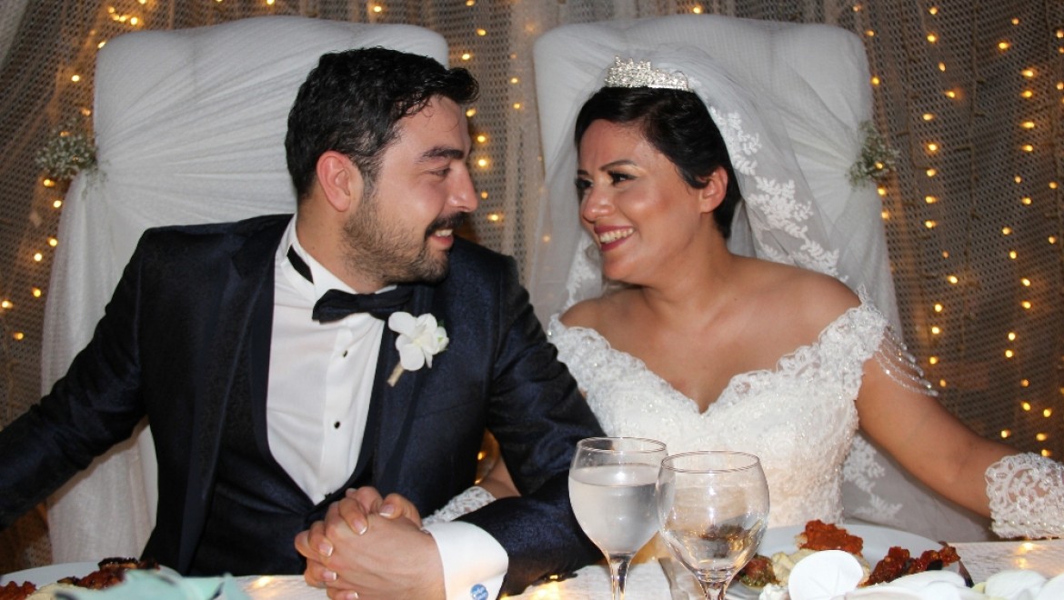 Kanseri yendi düğünündeki takıları kanser vakfına bağışladı
